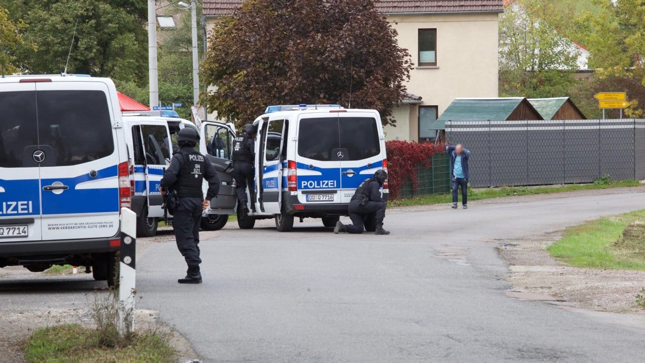 Polizisten stellen einen Mann bei Gollma/Landsberg. Polizisten stellen einen Mann bei Gollma/Landsberg.