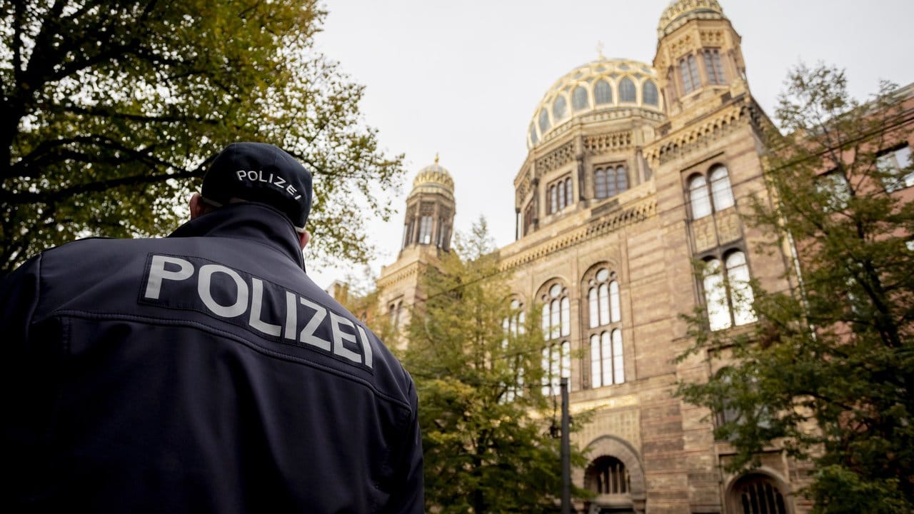 Polizei vor der Neuen Synagoge Berlin. Polizei vor der Neuen Synagoge Berlin.