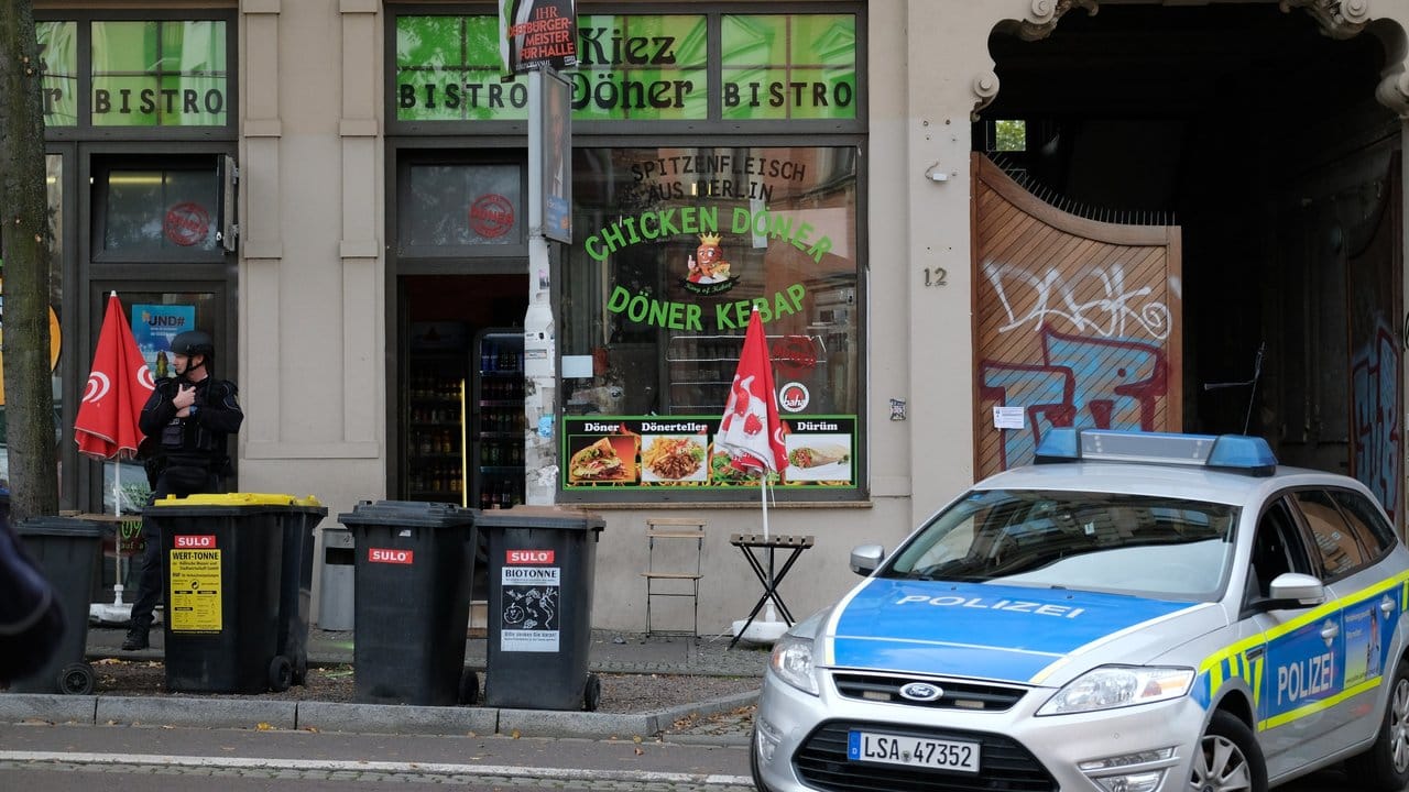 Polizisten sichern die Umgebung eines Döner-Imbisses in Halle. Polizisten sichern die Umgebung eines Döner-Imbisses in Halle.