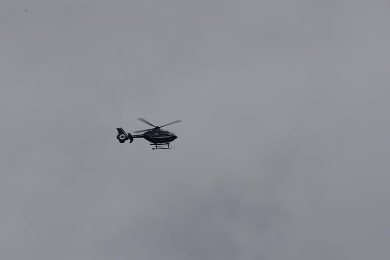 Wiedersdorf/Landsberg: Auch ein Hubschrauber der Bundespolizei half bei der Suche nach dem flüchtigen Täter.