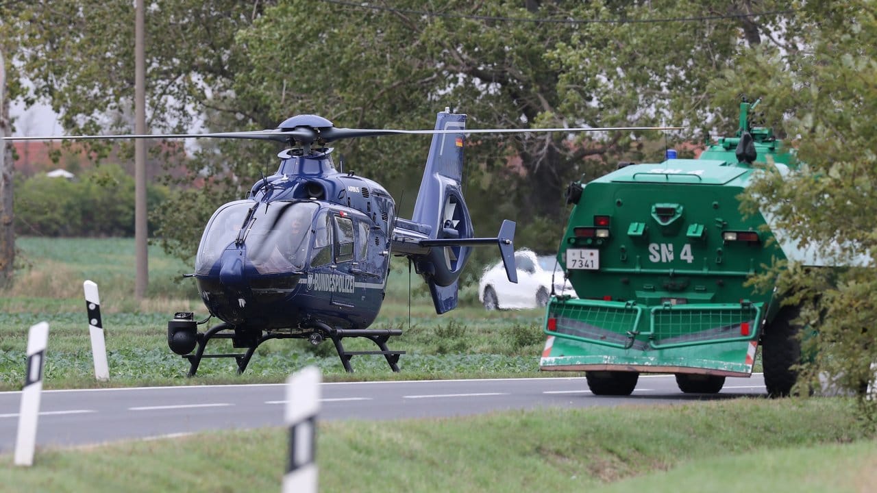 Ein Hubschrauber der Bundespolizei ist bei Wiedersdorf/Landsberg im Einsatz. Ein Hubschrauber der Bundespolizei ist bei Wiedersdorf/Landsberg im Einsatz.
