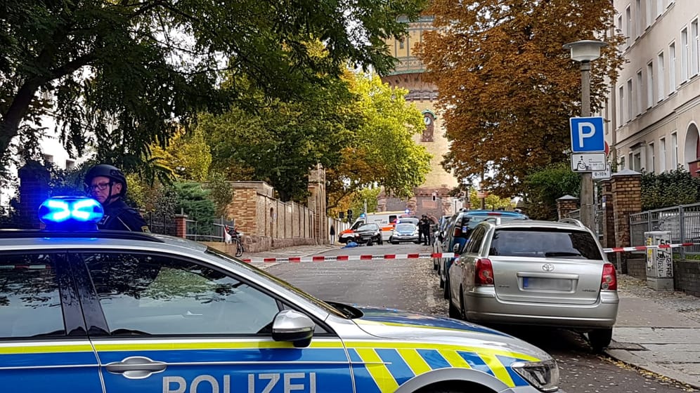 Die Polizei rief die Stadtbewohner von Halle auf, in den Häusern zu bleiben.