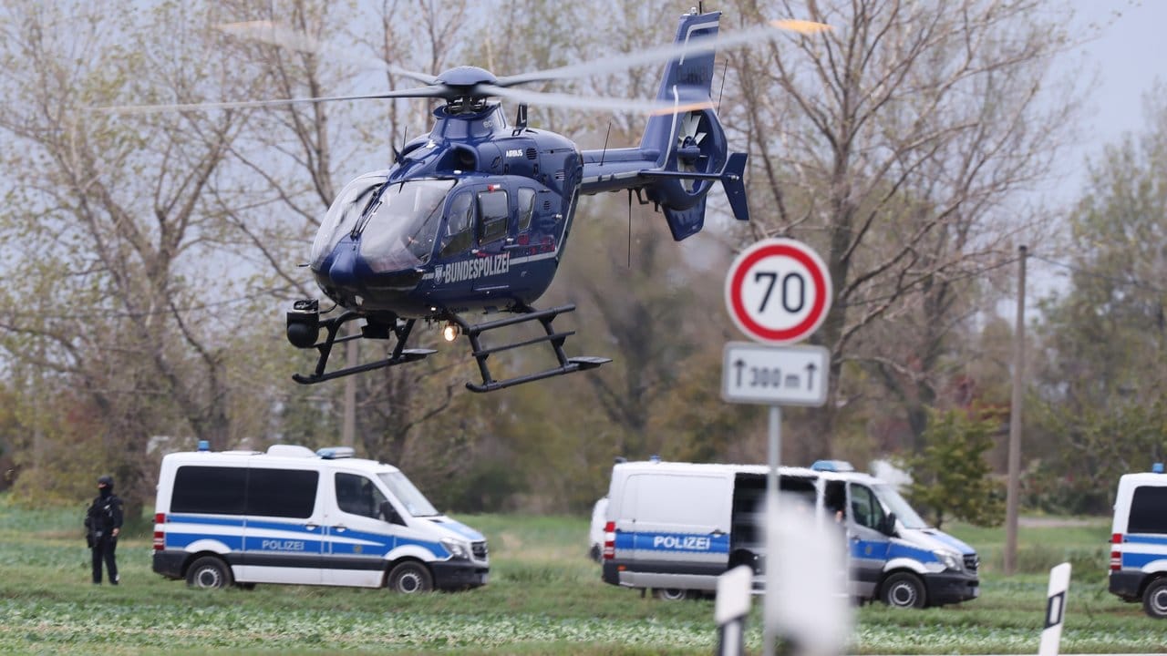 Ein Hubschrauber der Bundespolizei ist bei Wiedersdorf/Landsberg im Einsatz. Ein Hubschrauber der Bundespolizei ist bei Wiedersdorf/Landsberg im Einsatz.