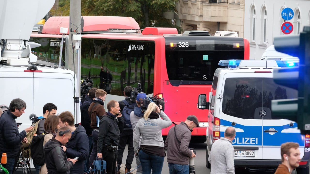Mitglieder der jüdischen Gemeinde und Besucher der Synagoge in Halle werden in Sicherheit gebracht. Mitglieder der jüdischen Gemeinde und Besucher der Synagoge in Halle werden in Sicherheit gebracht.