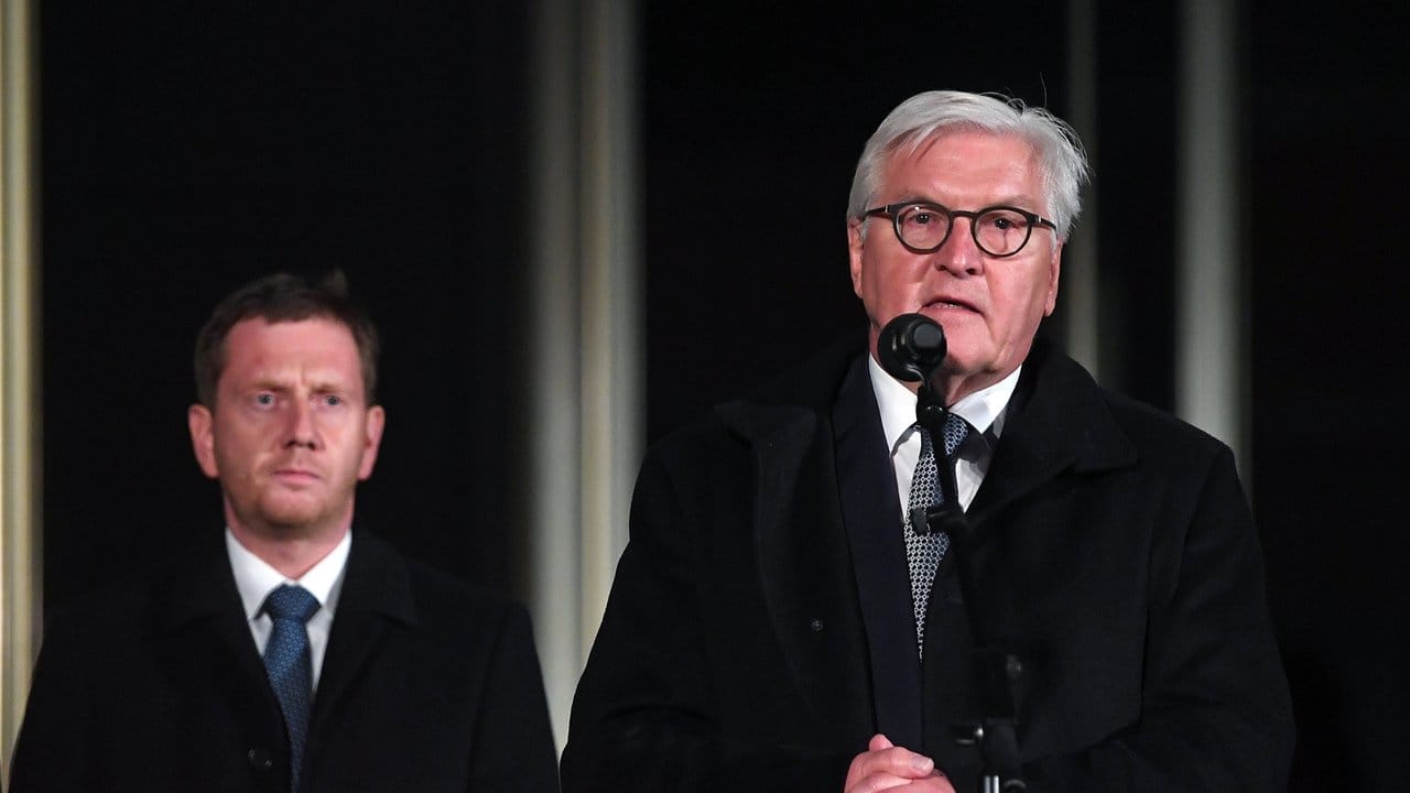 Bundespräsident Frank-Walter Steinmeier (r) spricht neben Michael Kretschmer (CDU), Ministerpräsident von Sachsen, auf dem Lichtfest.