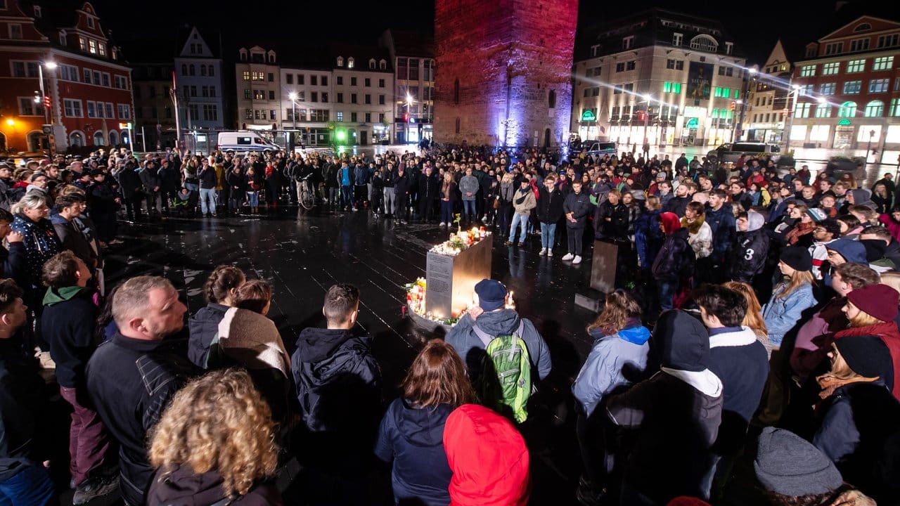 Trauernde stehen vor dem Roten Turm auf dem Marktplatz in Halle. Trauernde stehen vor dem Roten Turm auf dem Marktplatz in Halle.