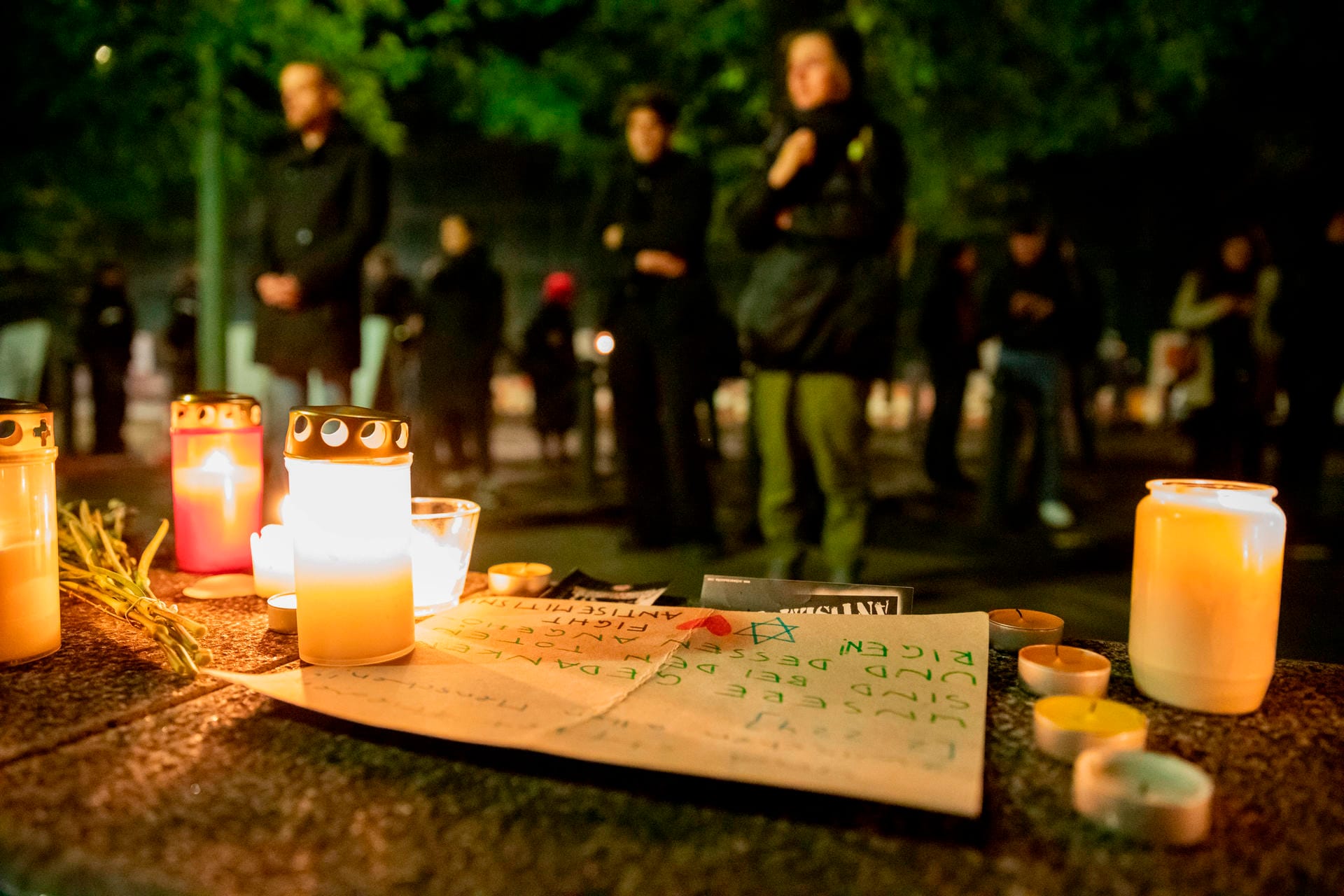 Anlässlich des Attentats in Halle (Saale) stehen an der Neuen Synagoge Berlin Kerzen.