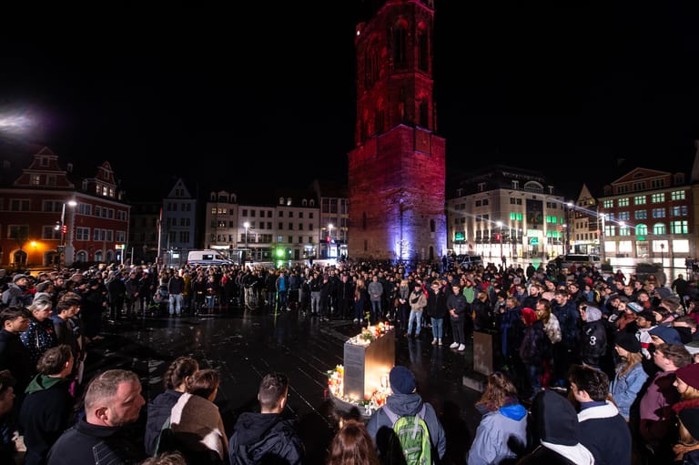 Halle, Sachsen-Anhalt: Trauernde Menschen haben sich am Mittwochabend vor dem Roten Turm auf dem Marktplatz der Stadt versammelt.