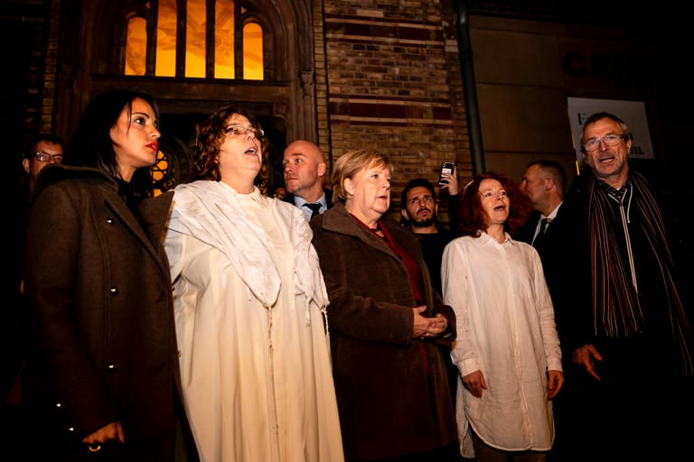 Angela Merkel (CDU, M.): Die Kanzlerin nimmt mit Gesa Ederberg (l.), Rabbinerin der Neuen Synagoge Berlin, und der jüdischen Kantorin Avitall Gerstetter (vorne r.) in der Neuen Synagoge Berlin an einer Solidaritätskundgebung teil.