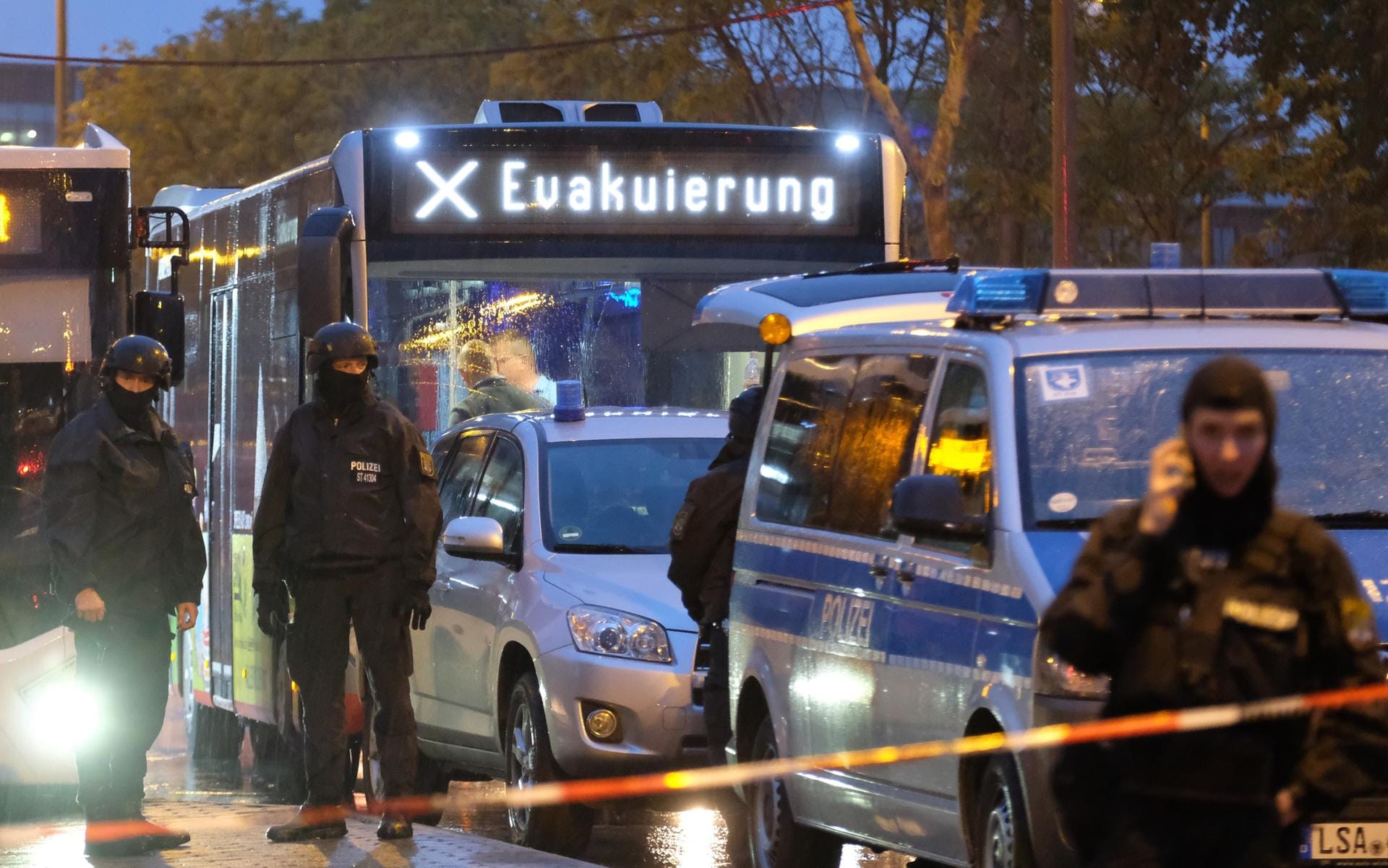 Ein Bus mit der Aufschrift "Evakuierung" wird von der Polizei eskortiert: Nach den Schüssen in Halle herrschte in der Stadt eine unheimliche Stille, wie t-online.de-Reporter berichten.