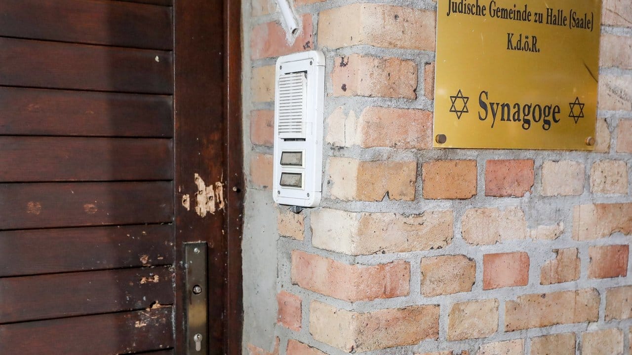 Die Tür der Synagoge weist Spuren von Beschuss auf.