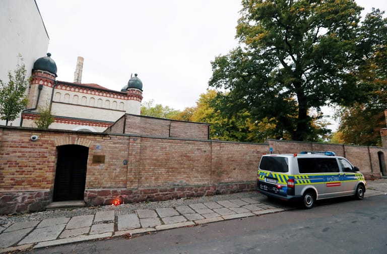 Auch am Tag nach dem Anschlag sind Polizeikräfte an der Synagoge in Halle im Einsatz.
