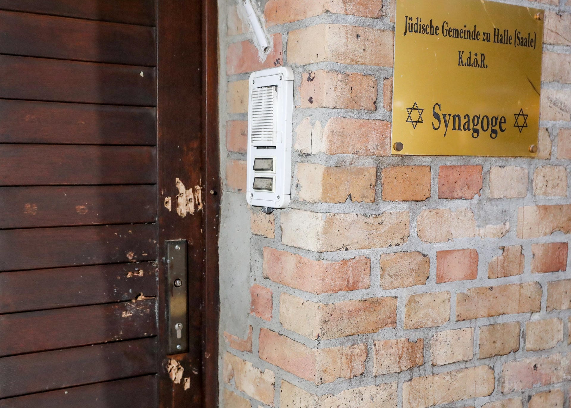 Die Tür der Synagoge in Halle weist Schussspuren auf. Dem Täter gelang es nicht, in das Gotteshaus einzudringen.