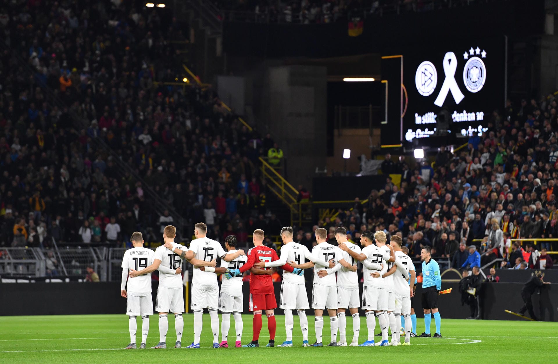 Die Nationalmannschaft hat vor ihrem Spiel gegen Argentinien eine Schweigeminute für die Opfer in Halle eingelegt.