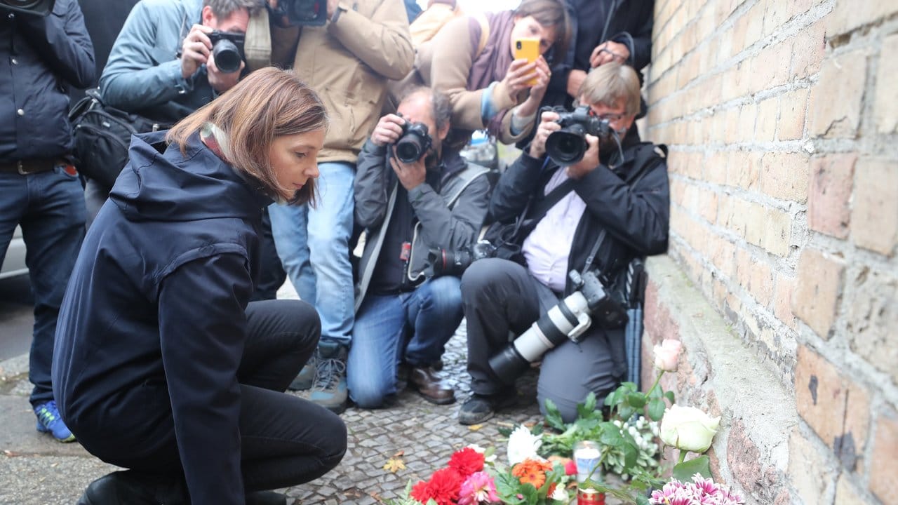 Katrin Göring-Eckardt, Fraktionschefin der Grünen im Bundestag, gedenkt vor der Synagoge der Opfer.