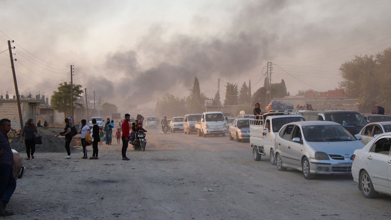Syrische Zivilisten fliehen aus dem Ort Ras al-Ayn in Nordostsyrien.