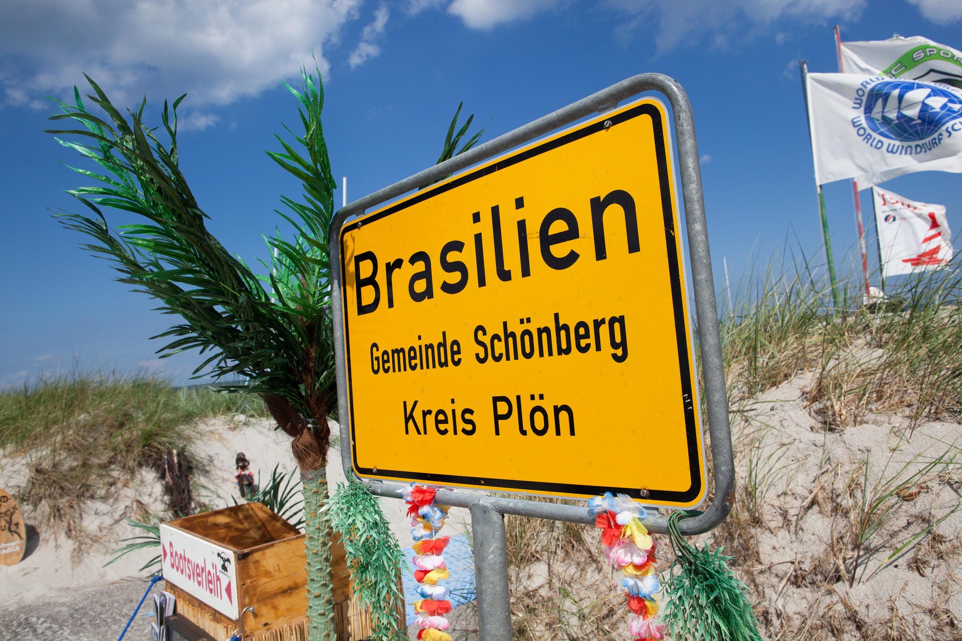 Ungewohntes Ortsschild: Der Strandabschnitt Brasilien gehört zur Gemeinde Schönberg und liegt an der Ostsee zwischen den Schönberger Ortsteilen Kalifornien und Schönberger Strand.