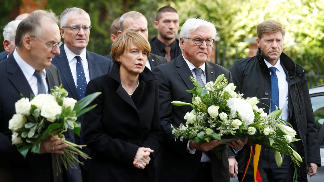 Frank-Walter Steinmeier und seine Frau Elke Büdenbender in Halle: Der Bundespräsident legte am ersten Tatort des Anschlags von Halle Blumen nieder.