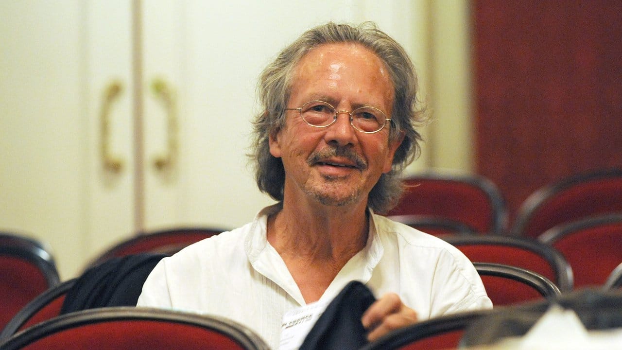 Peter Handke hat mehr als 20 Theaterstücke geschrieben. Peter Handke hat mehr als 20 Theaterstücke geschrieben.