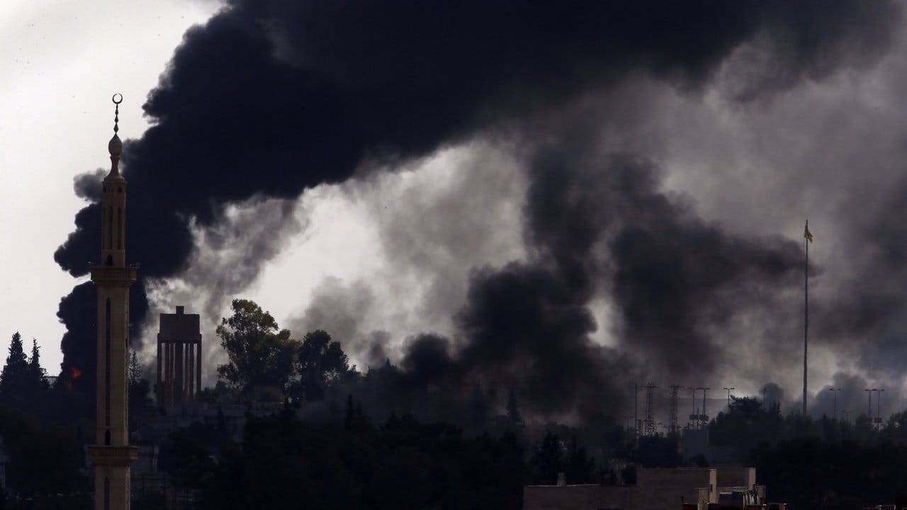 Rauchschwaden steigen nach der Bombardierung durch türkische Streitkräfte über dem syrischen Teil des Stadtgebietes von Tall Abyad auf.