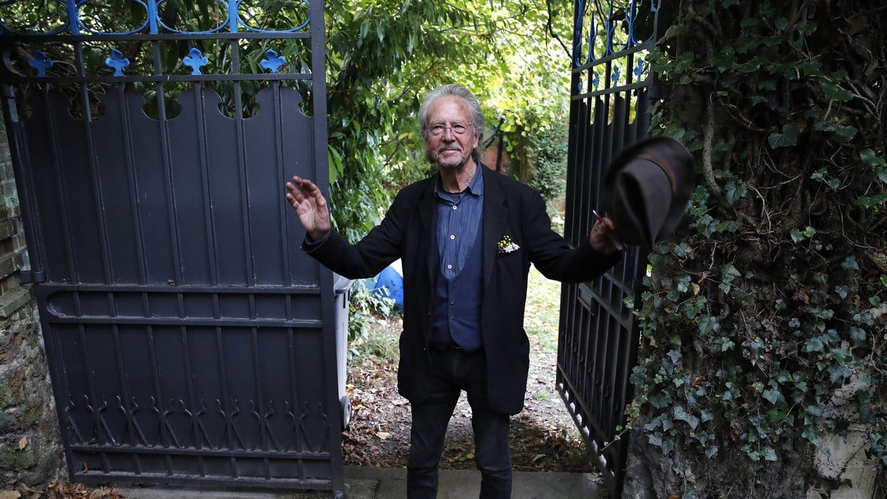 Peter Handke bei seinem Haus in Chaville. Peter Handke bei seinem Haus in Chaville.
