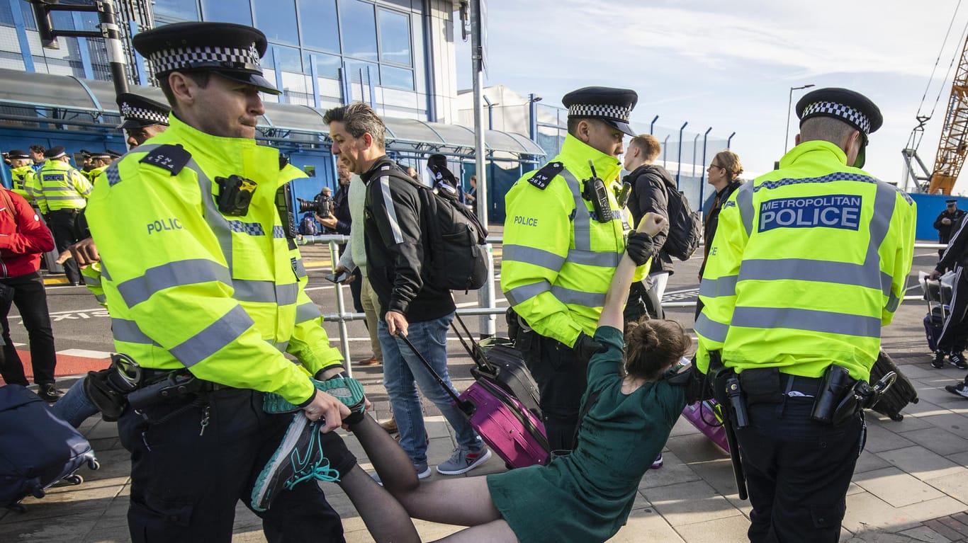 London: Polizei nimmt eine Extinction Rebellion-Aktivistin mit.