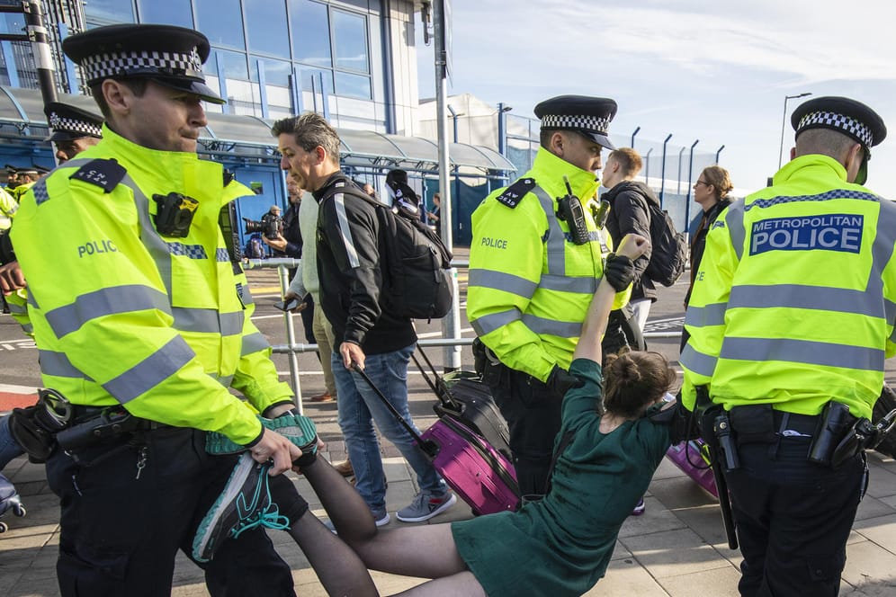 London: Polizei nimmt eine Extinction Rebellion-Aktivistin mit.