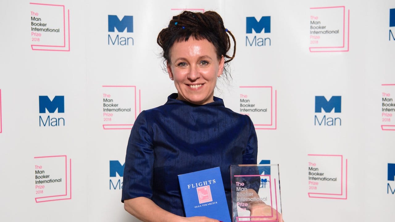 Olga Tokarczuk hat viele Auszeichnungen erhalten: 2018 bekam sie den "Man Booker International"-Preis. Olga Tokarczuk hat viele Auszeichnungen erhalten: 2018 bekam sie den "Man Booker International"-Preis.