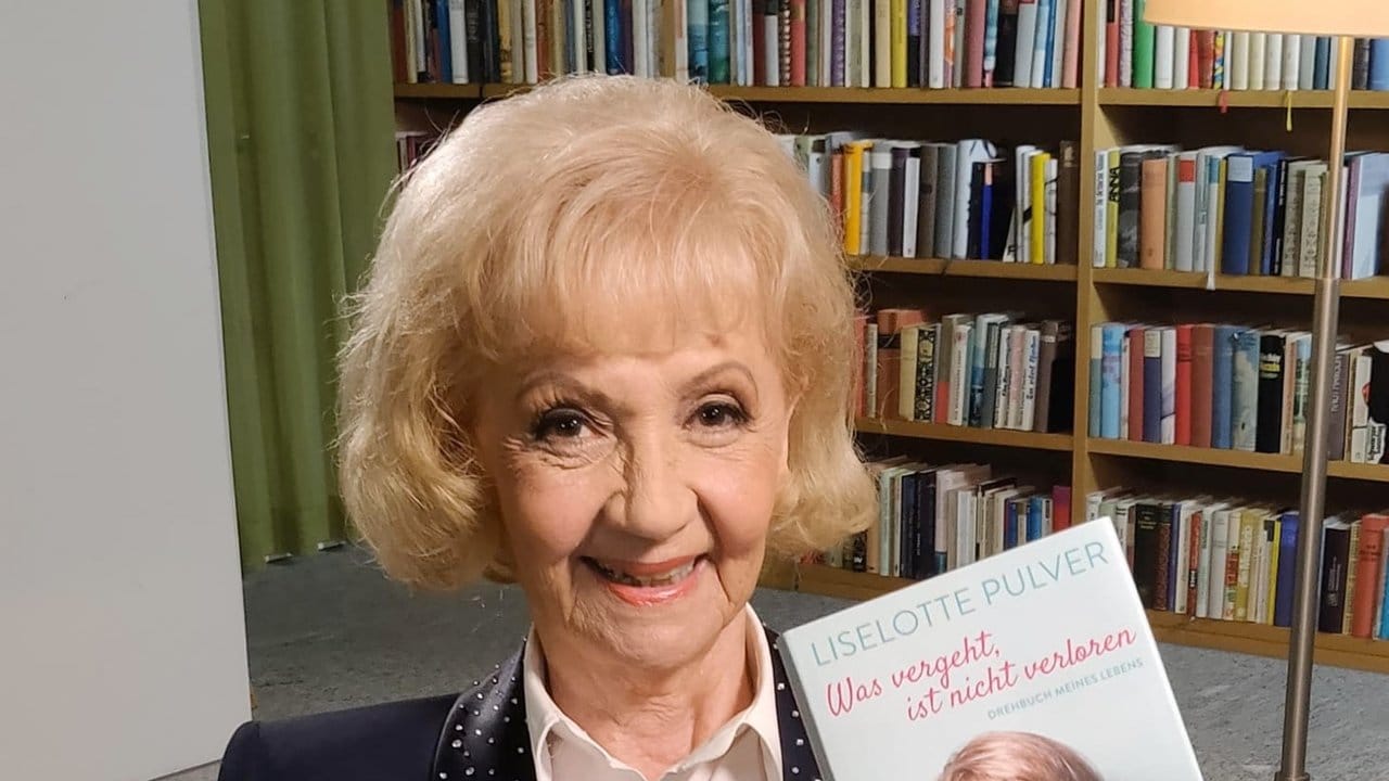 Lilo Pulver mit ihrem Buch "Was vergeht ist nicht verloren. Lilo Pulver mit ihrem Buch "Was vergeht ist nicht verloren.