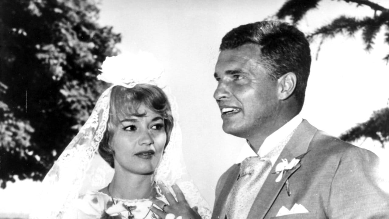 Liselotte Pulver und Helmut Schmid kurz vor ihrer kirchlichen Hochzeit. Liselotte Pulver und Helmut Schmid kurz vor ihrer kirchlichen Hochzeit.