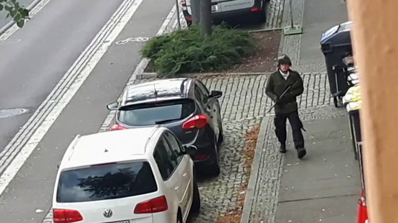 Das Videostandbild zeigt den schwerbewaffneten Täter von Halle.