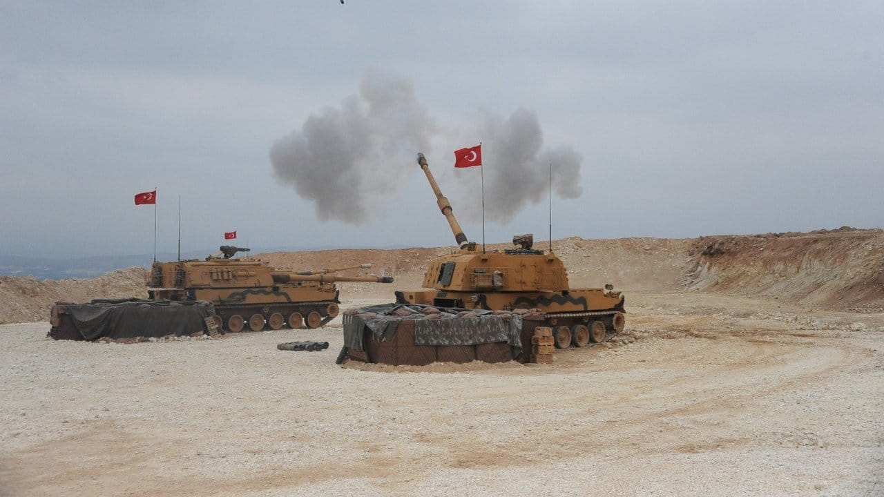 Dieses vom türkischen Verteidigungsministerium zur Verfügung gestellte Foto zeigt eine militärische Operation an der türkisch-syrischen Grenze.