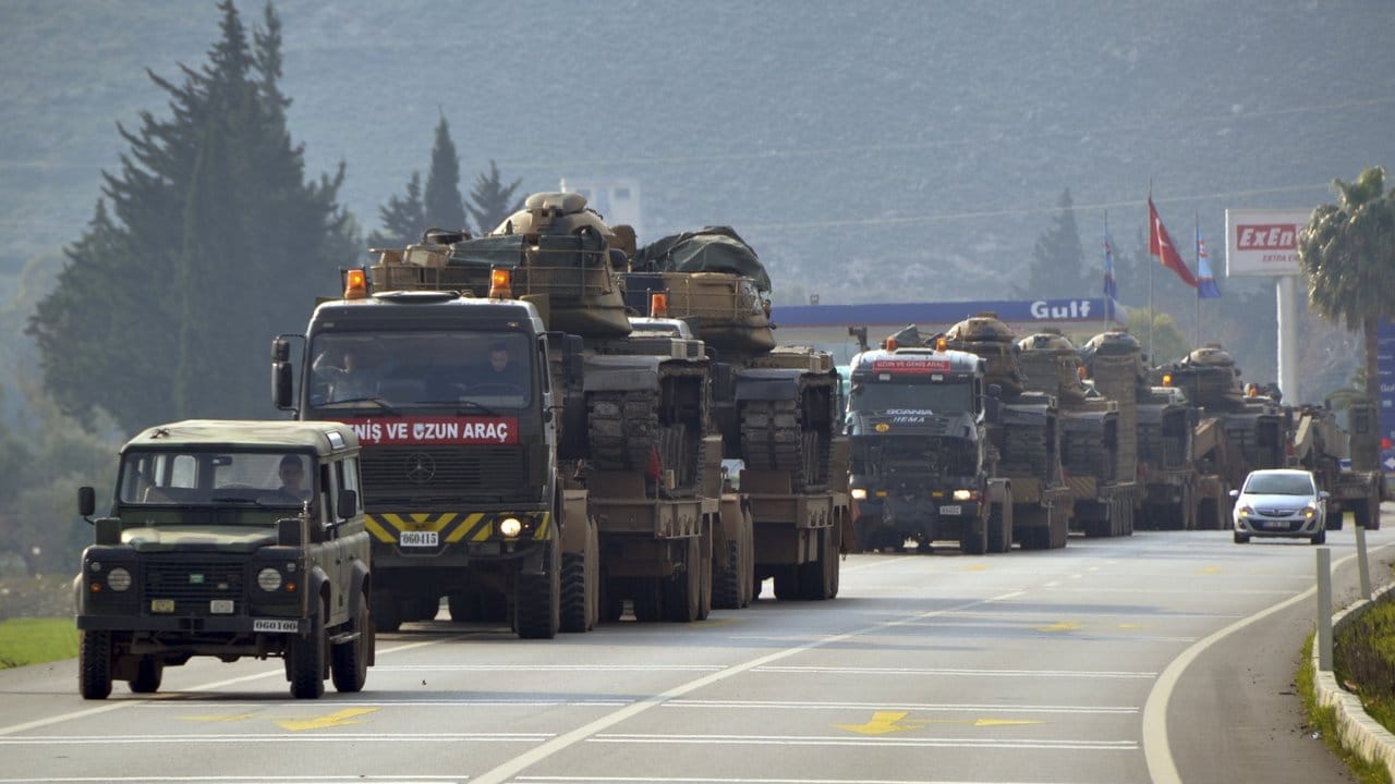 Ein Konvoi türkischer Militärlaster auf dem Weg nach Syrien.