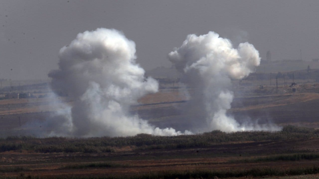 Rauchschwaden steigen nach einer Bombardierung durch türkische Streitkräfte auf der syrischen Seite des Grenzgebietes auf.