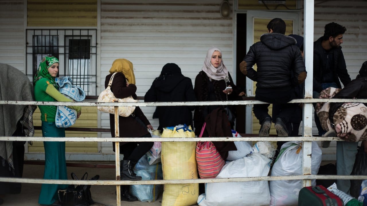 Syrische Migranten warten darauf, im türkischen Flüchtlingslager Kilis aufgenommen zu werden.
