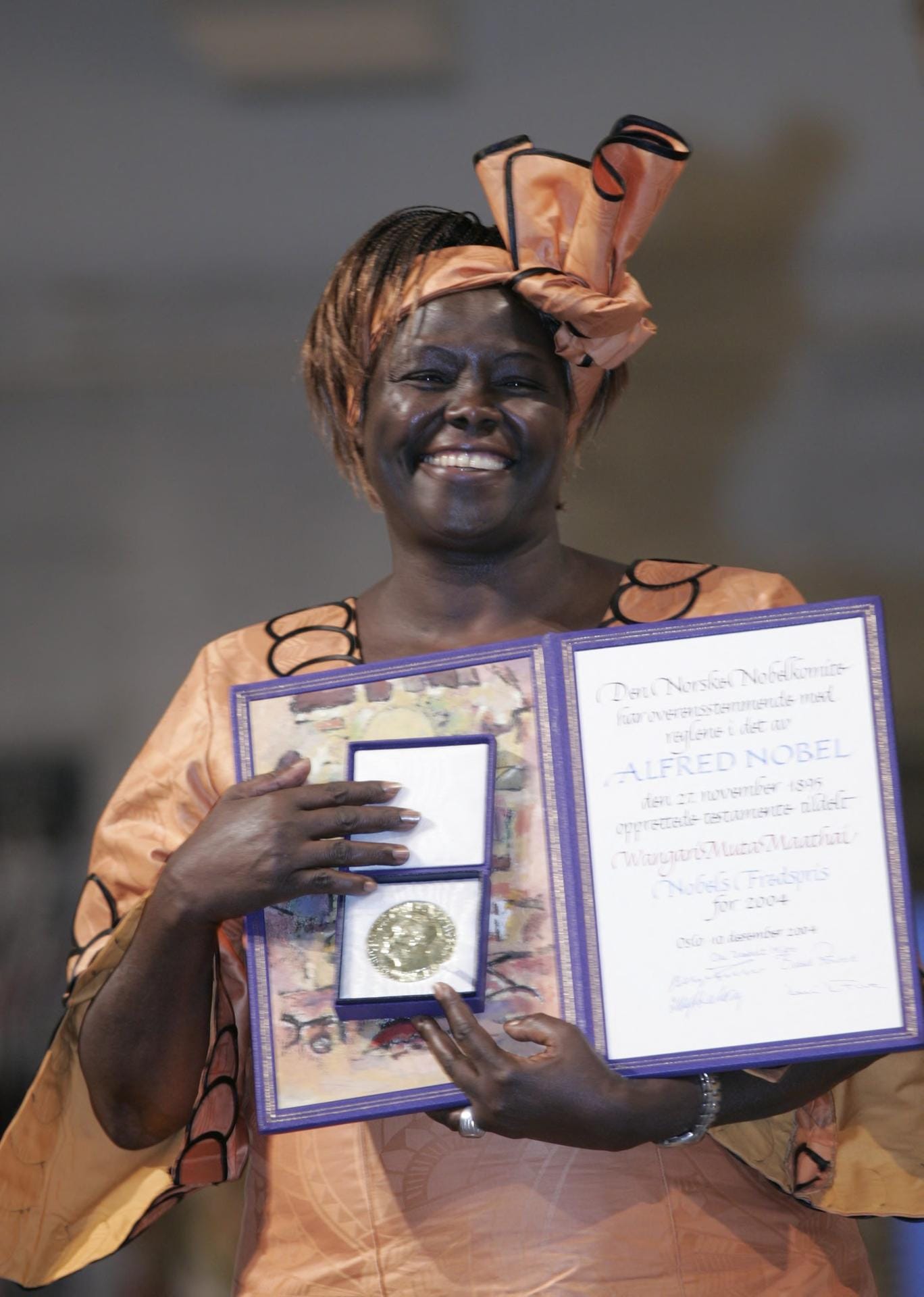 Wangari Maathai, 2004: Die kenianische Politikerin († 2011) gewann den Preis für ihren Beitrag zu nachhaltiger Entwicklung, Demokratie und Frieden.
