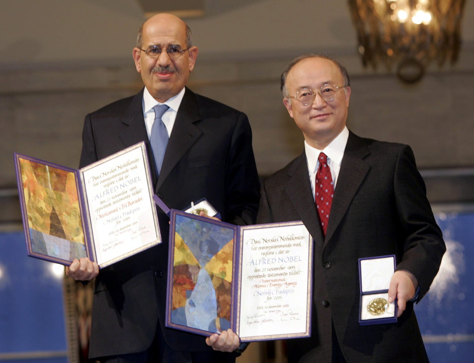 2005 teilten sich Mohamed El-Baradei (l), ein ägyptischer Diplomat, und die Internationale Atomenergie-Organisation (IAEO) – hier repräsentiert durch den Vorsitzenden des Gouverneursrates, Yukia Amano – den Friedensnobelpreis. Sie erhielten ihn für ihren Einsatz gegen den militärischen Missbrauch von Atomenergie sowie für die sichere Nutzung der Atomenergie für zivile Zwecke.