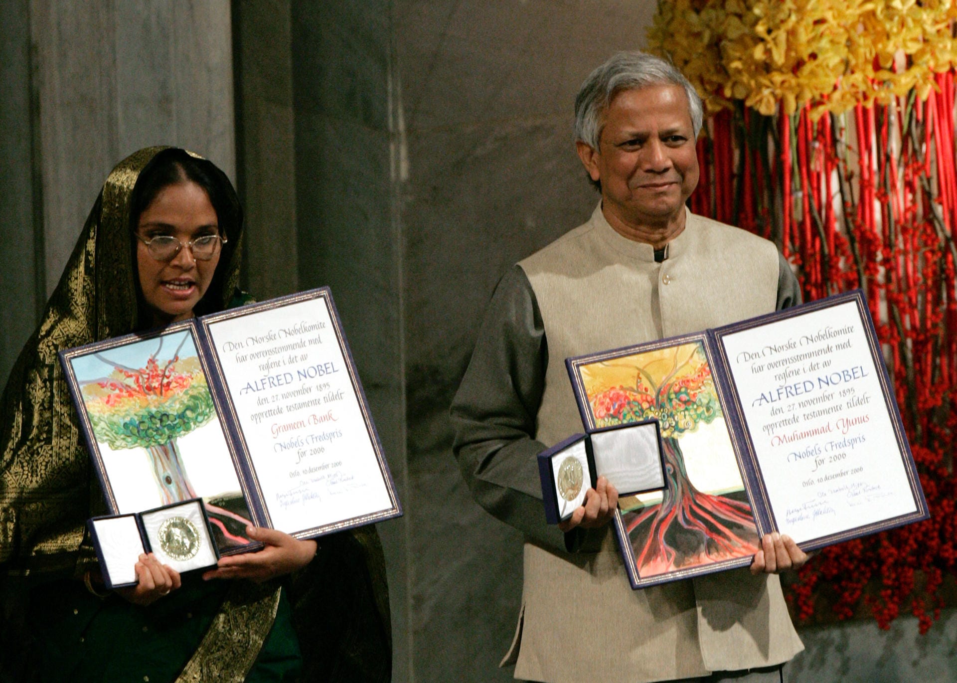 2006 ging der Friedensnobelpreis an die bangladesische Grameen Bank, hier vertreten durch Vorstandsmitglied Taslima Begum (l), und an Muhammad Yunus, einen bengalischen Wirtschaftswissenschaftler. Sie erhielten die Auszeichnung für die Förderung wirtschaftlicher und sozialer Entwicklung von unten.