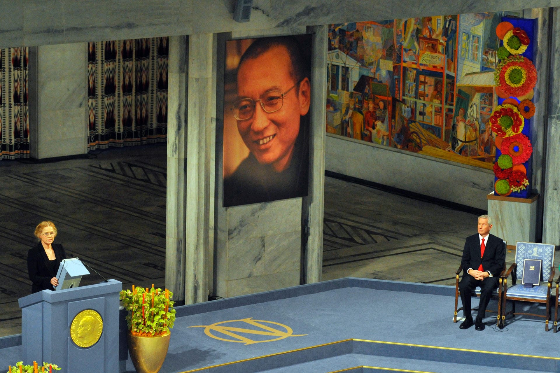 2010 ging der Friedensnobelpreis an Liu Xiaobo. Der chinesische Schriftsteller konnte selbst nicht an der Preisverleihung teilnehmen, da er zu diesem Zeitpunkt im Gefängnis saß. Die norwegische Schauspielerin Liv Ullmann las einen Text vor. Xiaobo erhielt die Auszeichnung für seinen langen und gewaltfreien Kampf für die grundlegenden Menschenrechte in China.