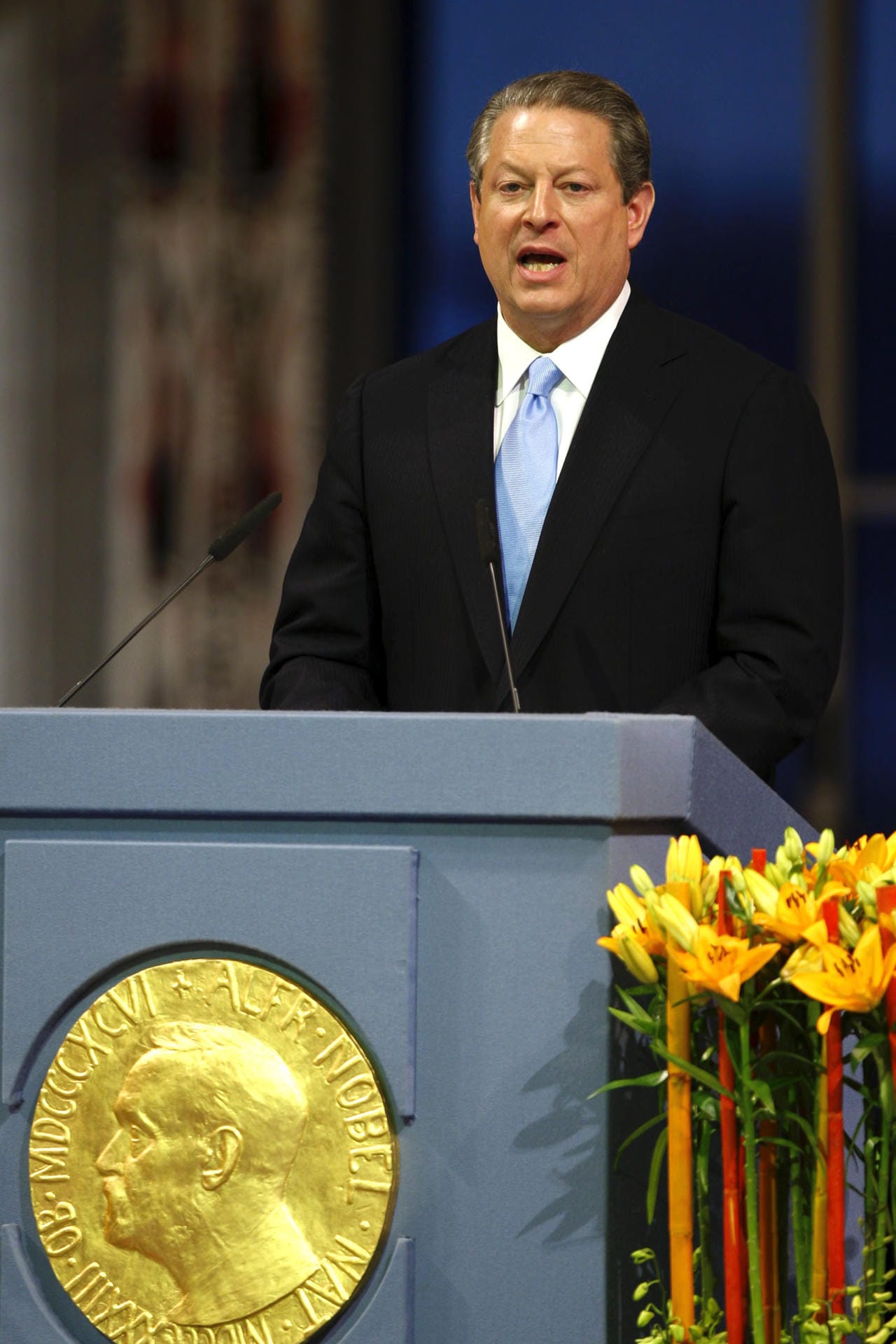 Al Gore, ehemaliger Vizepräsident der Vereinigten Staaten, teilt sich die Auszeichnung mit dem Weltklimarat. Der Preis wird für ihre Bemühungen, ein besseres Verständnis für die von Menschen verursachten Klimaveränderungen zu entwickeln und zu verbreiten, und dafür, dass sie die Grundlagen für Maßnahmen gegen den Klimawandel gelegt haben, vergeben.