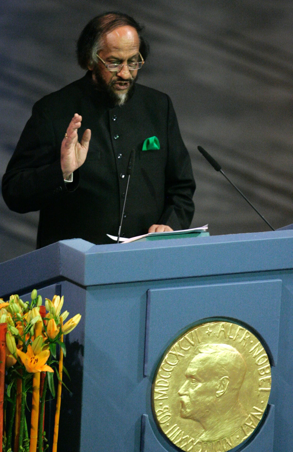 Rajendra Pachauri, 2007: Der damalige Chef des Intergovernmental Panel on Climate Change, zu Deutsch Weltklimarates, nimmt den Friedensnobelpreis im Namen der Organisation entgegen.