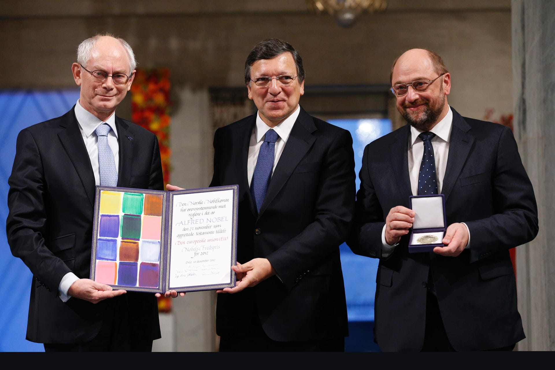 2012 wurde die Europäische Union für für über sechs Jahrzehnte, die zur Entwicklung von Frieden und Versöhnung, Demokratie und Menschenrechten in Europa beitrugen, mit dem Friedensnobelpreis ausgezeichnet. Hier nehmen der damalige Präsident des Europäischen Rates, Herman Van Rompuy (l), der Europäische Kommissionspräsident, Jose Manuel Barroso, und der Europäische Parlamentspräsident, Martin Schulz (r), die Urkunde entgegen.