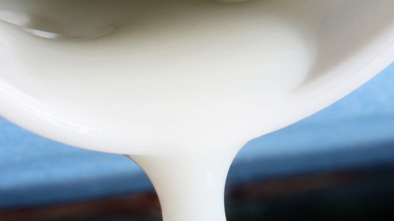 Der Rückruf betreffe den Artikel "Frische Fettarme Milch 1,5 Prozent Fett" im Ein-Liter-Pack.