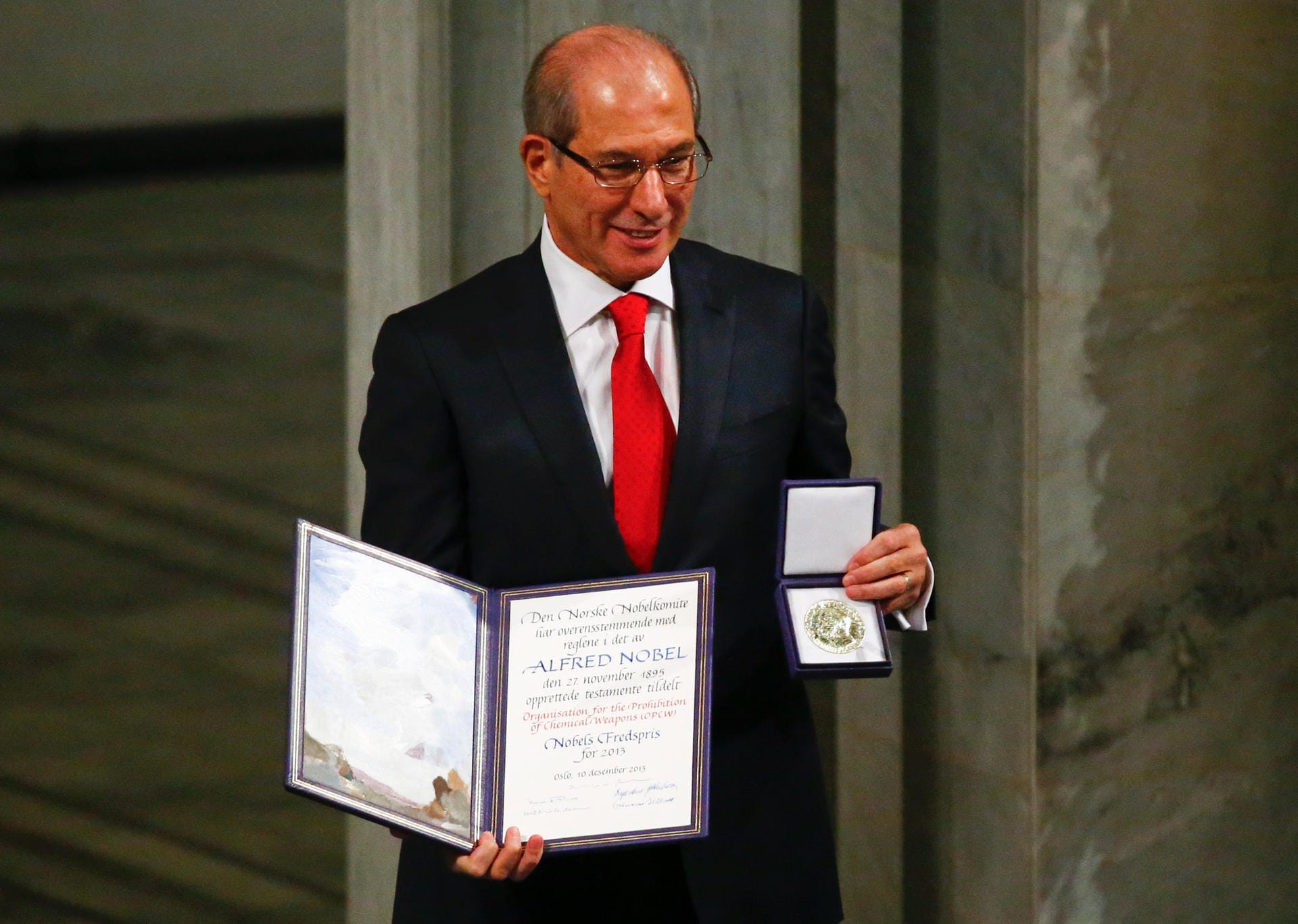Ahmet Uzumcu, 2013: Der Generaldirektor nimmt den Preis für die Organisation für das Verbot chemischer Waffen (OPCW) in Empfang. Sie erhalten die Auszeichnung für ihre umfänglichen Bemühungen zur Beseitigung chemischer Waffen.