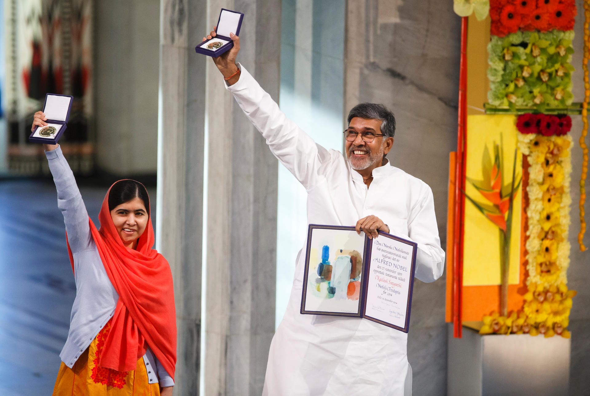 2014 teilen sich Malala Yousafzai (l), eine pakistanische Aktivistin und Kailash Satyarthi, ein indischer Aktivist, den Friedensnobelpreis für ihren Kampf gegen die Unterdrückung von Kindern und Jugendlichen und für das Recht aller Kinder auf Bildung.
