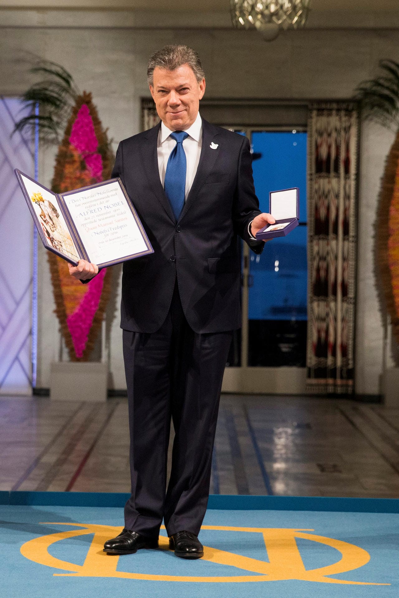 Juan Manuel Santos, 2016: Der ehemalige Präsident Kolumbiens nimmt die Auszeichnung für seine entschlossenen Anstrengungen, den mehr als 50 Jahre andauernden Bürgerkrieg in dem Land zu beenden, entgegen.