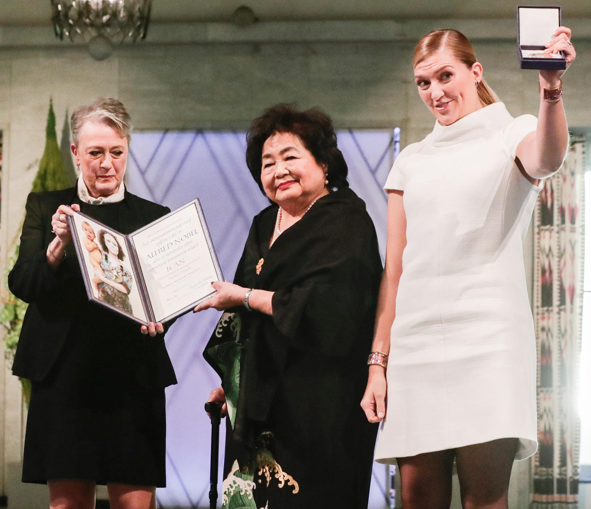 Hier zu sehen die Vorsitzende des Nobelkomitees, Berit Reiss-Andersen, die Hiroshima-Überlebende Setsuko Thurlow und die Exekutivdirektorin von ICAN, Beatrice Fihn.