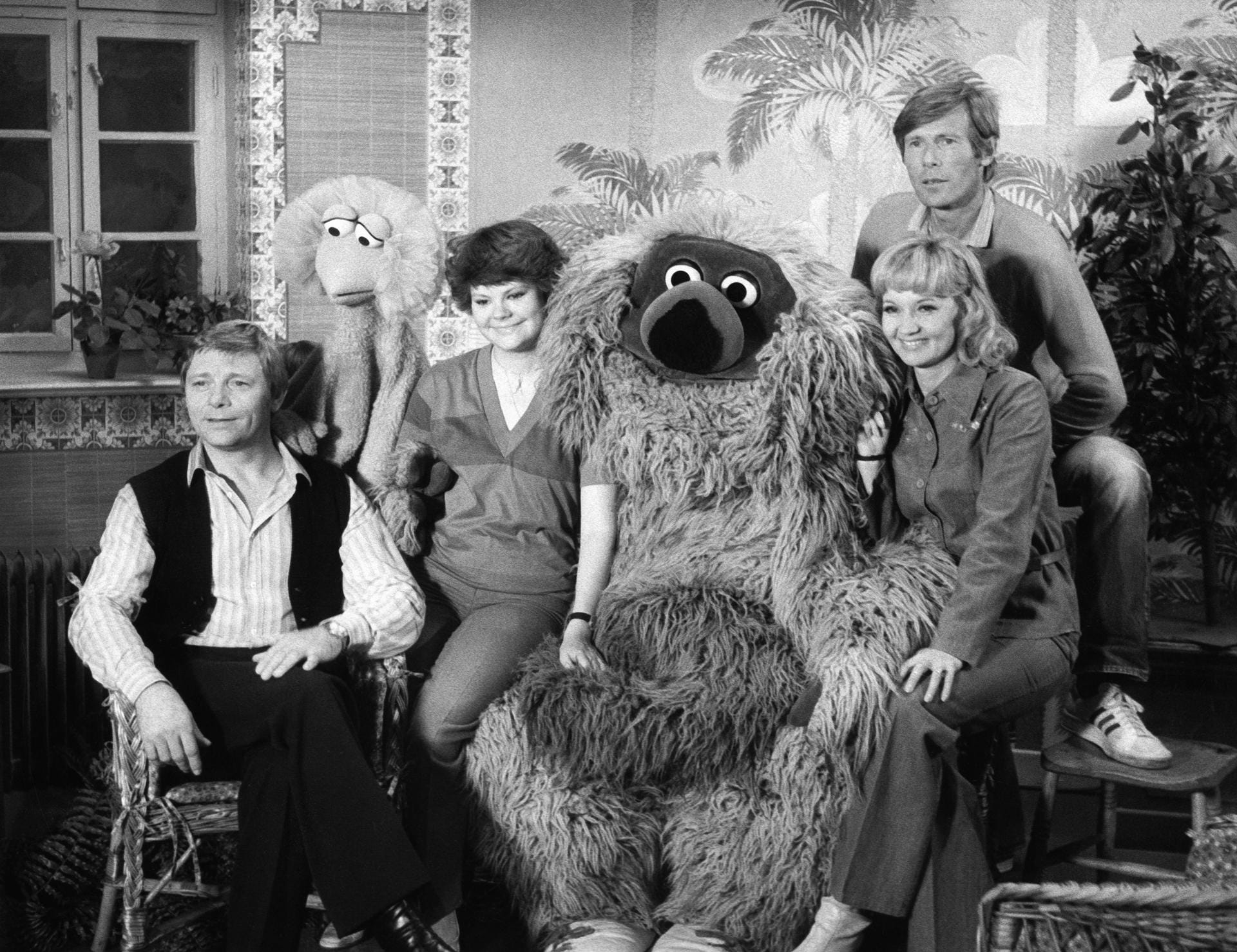 Januar 1978: Das Team der Sesamstraße posiert für ein Gruppenfoto. Zu sehen sind Uwe Friedrichsen, Tiffy, Ilse Biberti, Samson, Liselotte Pulver und Horst Janson.