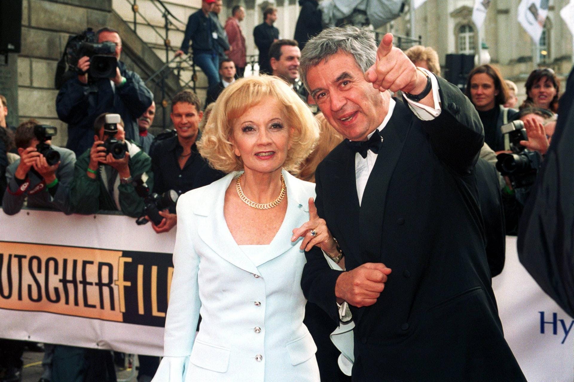 Juni 2000: Bei der Verleihung des Deutschen Filmpreises erscheint sie mit dem damaligen Kulturstaatsminister Michael Naumann von der SPD.