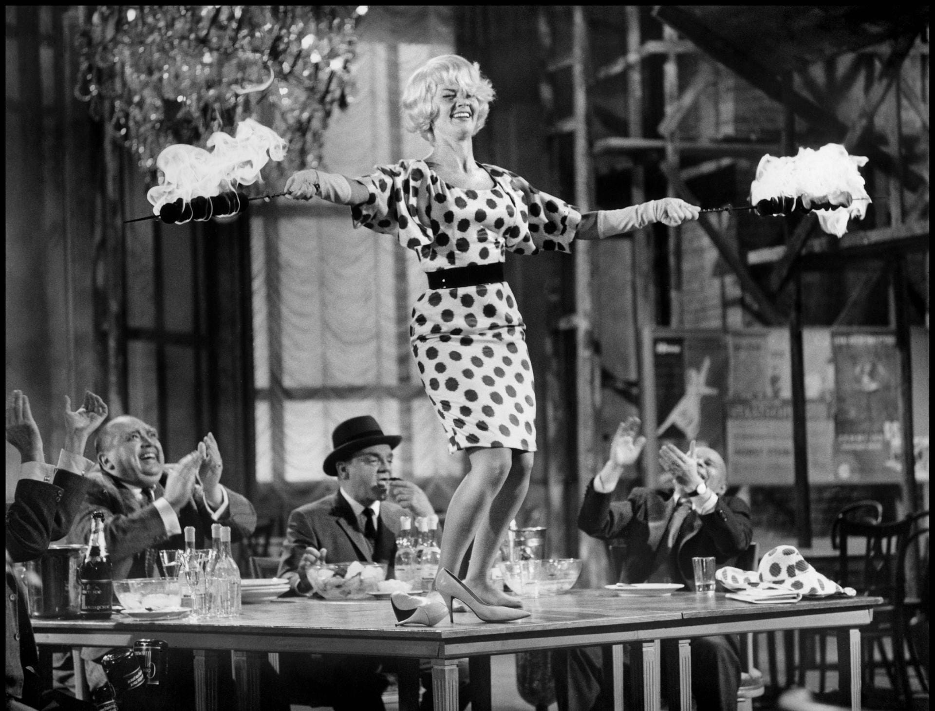 April 1961: Legendär ist die Szene in "Eins, Zwei, Drei", indem sie in einem gepunkteten Kleid auf dem Tisch tanzt und den Männern den Kopf verdreht.S ONE TWO THREE de Billy Wilder 1961 USA avec James Cagney